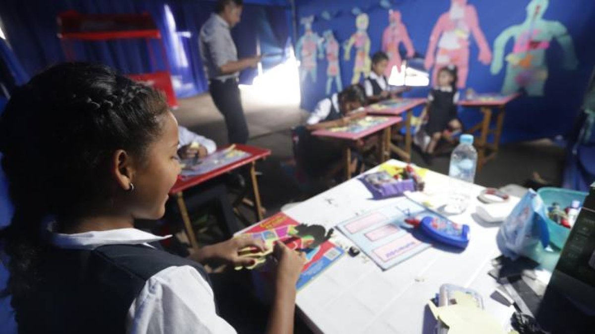 El horario es el de una escuela común, de 08:00 a 13:00. Los niños usan uniformes.