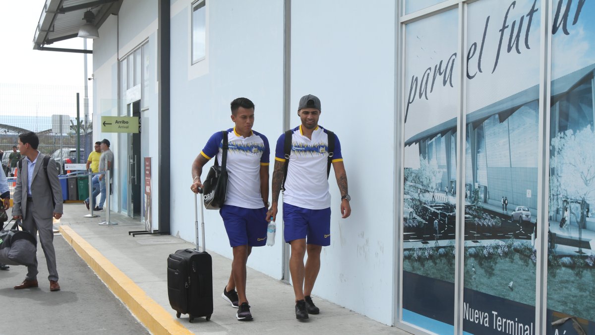 Richard Calderón (i), uno de los fichajes de Delfín, previo al viaje a suelo colombiano.