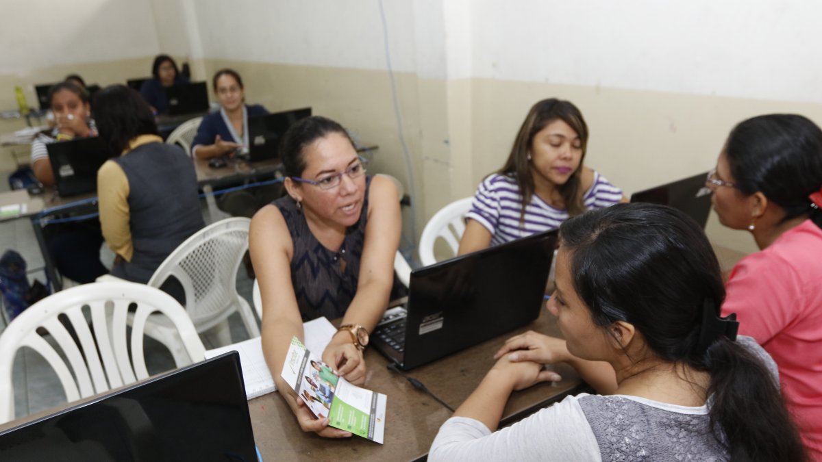 Hecho. Los años anteriores, los padres han copado los distritos y sedes educativas para la inscripción escolar.

10 DE ENERO DEL 2017 GUAYAQUIL-ECUADOR