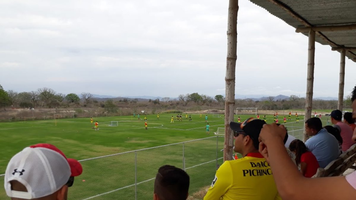 Los hinchas fotografiaron y grabaron la práctica de Barcelona.
