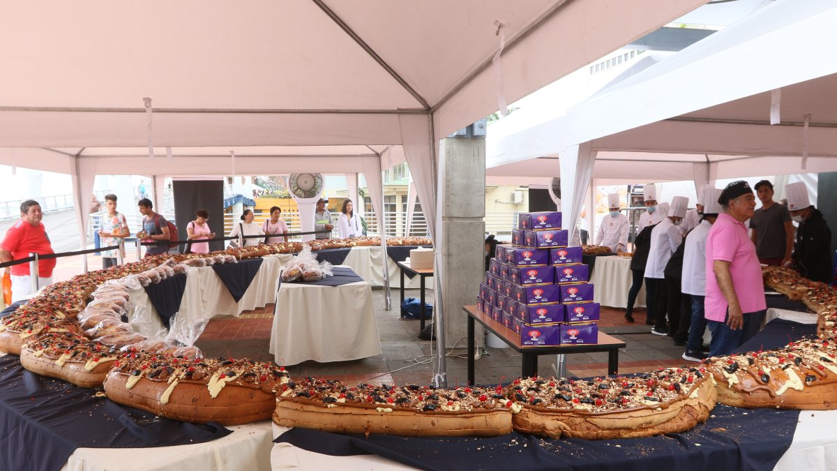 La rosca fue elaborada desde el jueves por 50 personas y mide 20 metros.