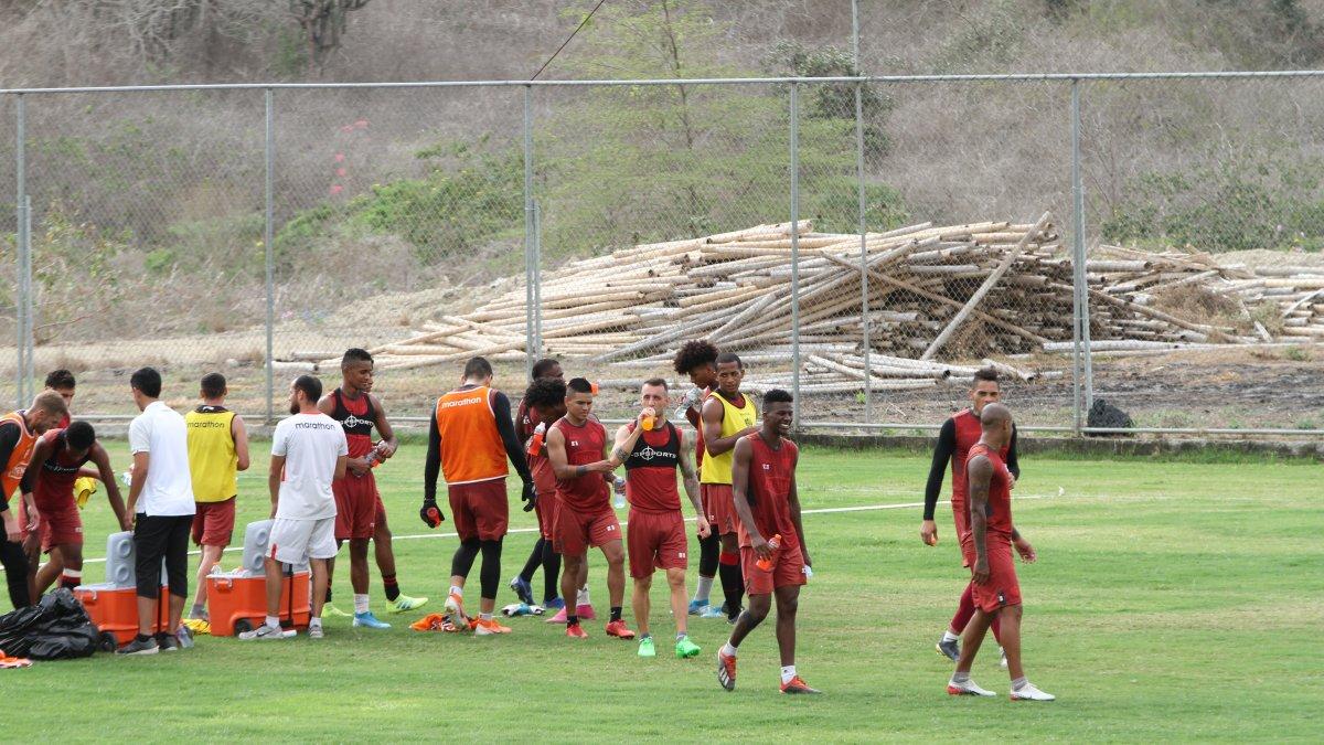 Damián Díaz (c) en una de las jornadas durante la pretemporada del Ídolo en Manta.