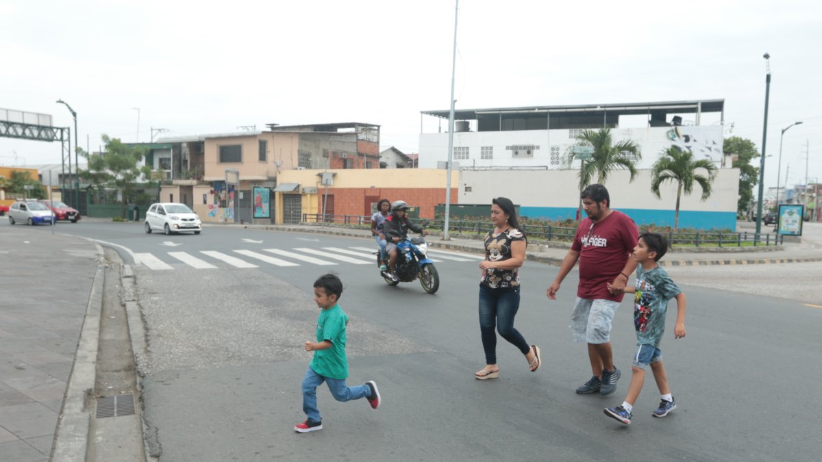 Las personas aceleran el paso para cruzar la calle.