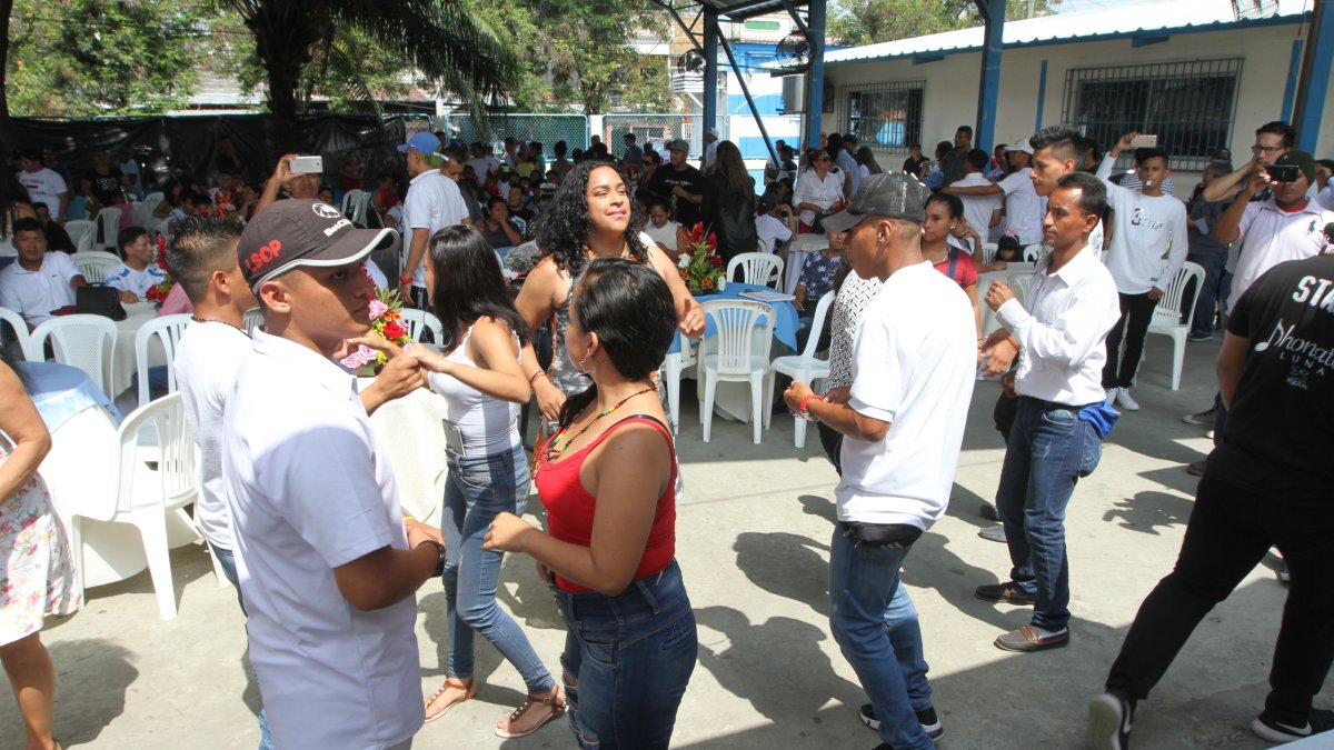 Las familias y los jóvenes en proceso de rehabilitación festejan el avance de la terapia.