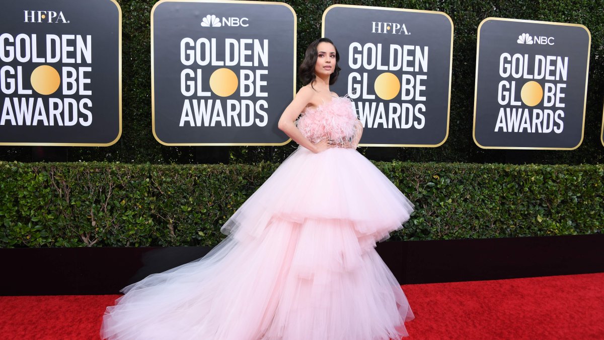 La actriz Sofia Carson durante su entrada a los Globos de Oro 2020.