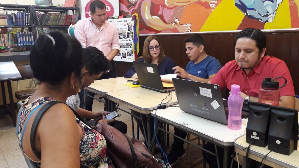 La subsecretaria de Educación de la Zona 8, Alexandra Higgins, recorrió varias sedes de inscripción.