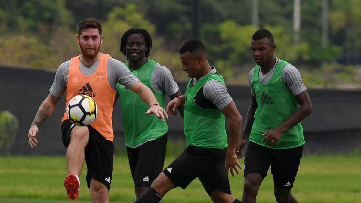Fortaleza. Francisco Silva (c), quien firmó contrato por tres temporadas, hizo gala de su buen juego aéreo, ayer en el parque Samanes.