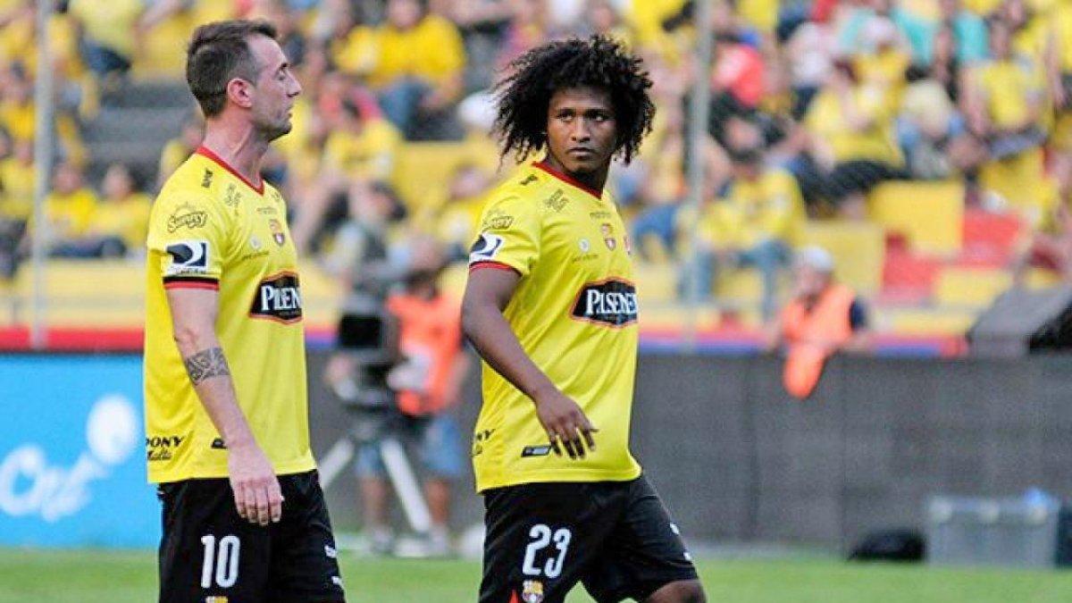 Durante el calentamiento de sus jugadores, el estratega uruguayo paseó por la cancha alterna del Monumental solitario, cabizbajo e inspeccionando que todos los detalles estuviesen listos