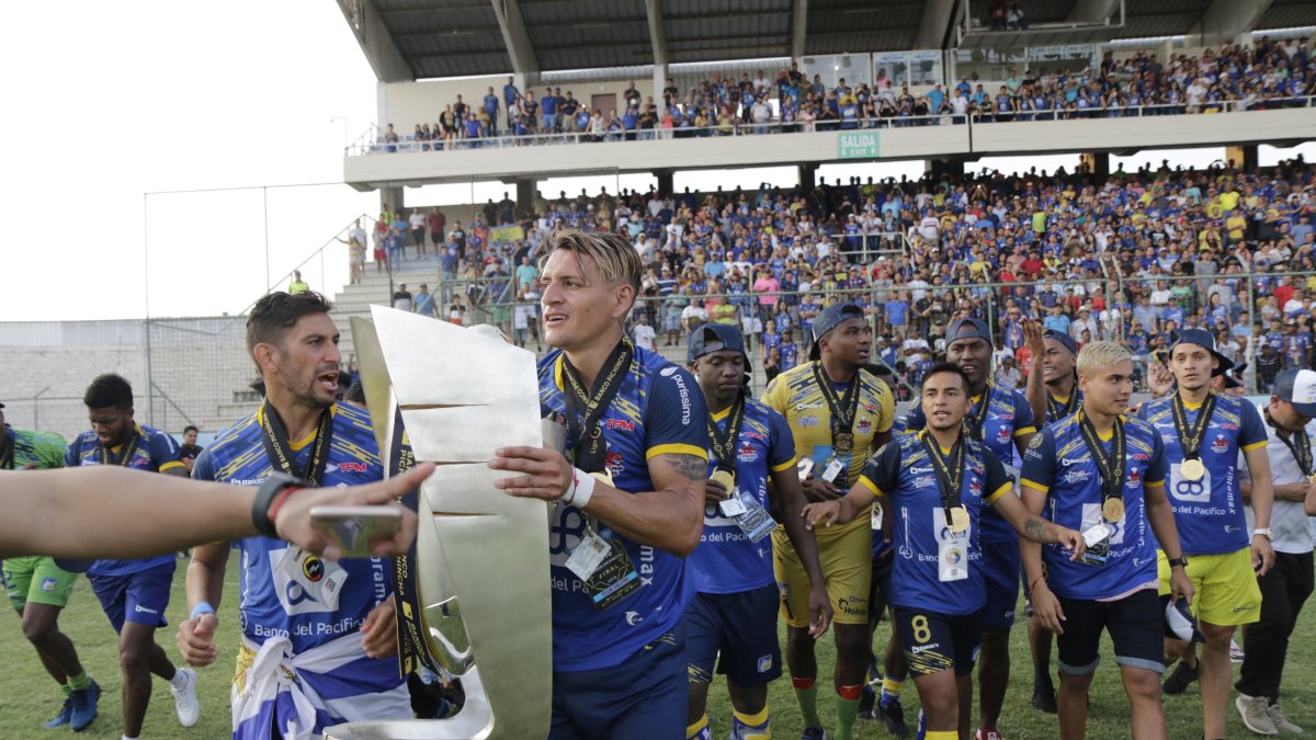 Delfín podría estrenar su título en la fiesta que prepara Barcelona.