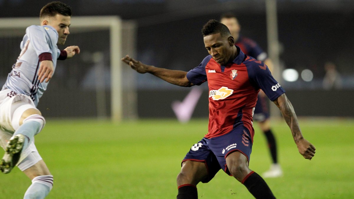 Pervis Estupiñán (d), lateral del Osasuna, fue clave para la igualdad de los Rojillos.