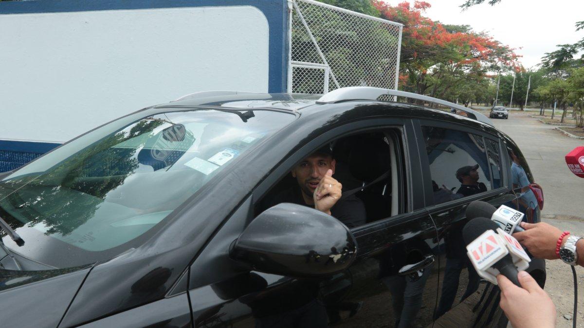 Aníbal Leguizamón saludó a los periodistas fuera del Polideportivo de Samanes.