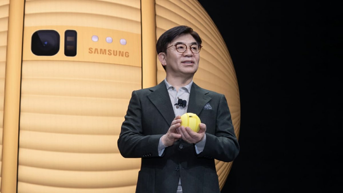El CEO de la división de electrónica de consumo de Samsung, H.S.  Kim, mostró a Ballie en el escenario del keynote, este 6 de enero.