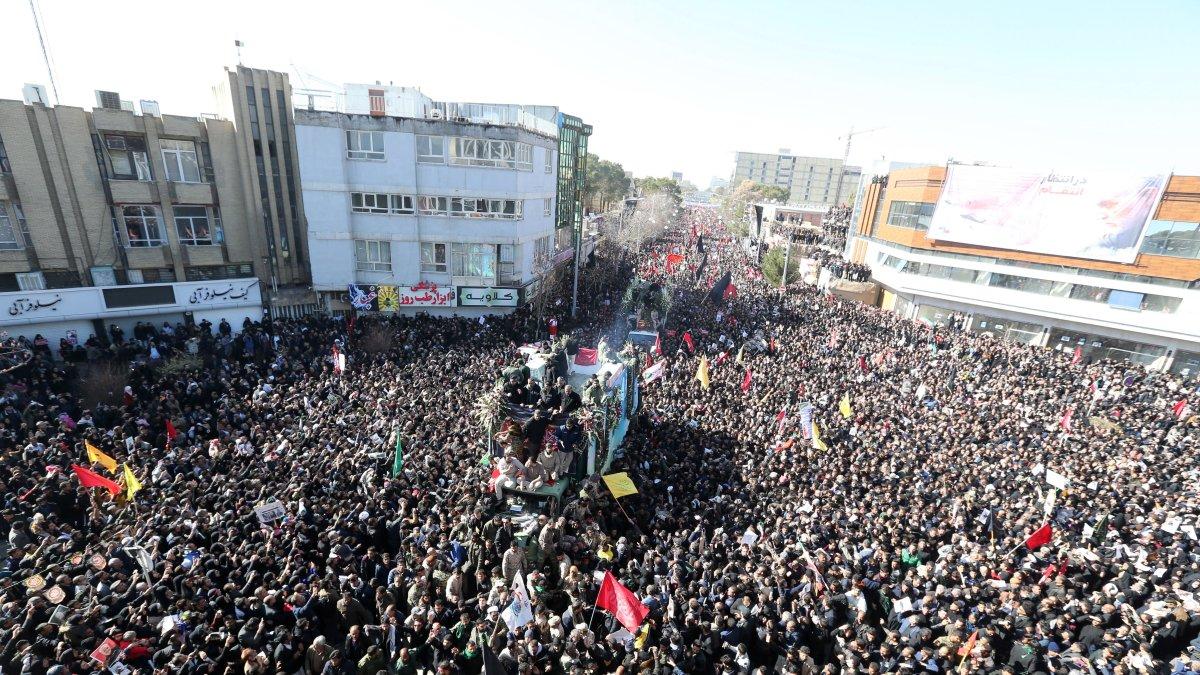 Los iraníes llevan el ataúd del general Soleimani y sus aliados en su ciudad natal Kerman.