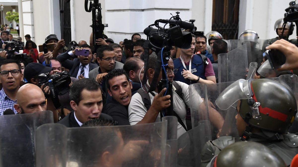 El líder de la oposición venezolana, Juan Guaido, lucha con los miembros de la Guardia Nacional a su llegada a la Asamblea Nacional.