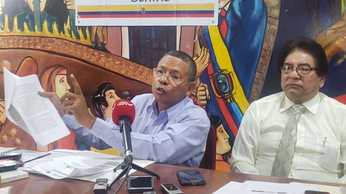 Los dirigentes Daniel Castillo y Wellington Carpio en la rueda de prensa de hoy, 7 de enero de 2020, en Guayaquil.