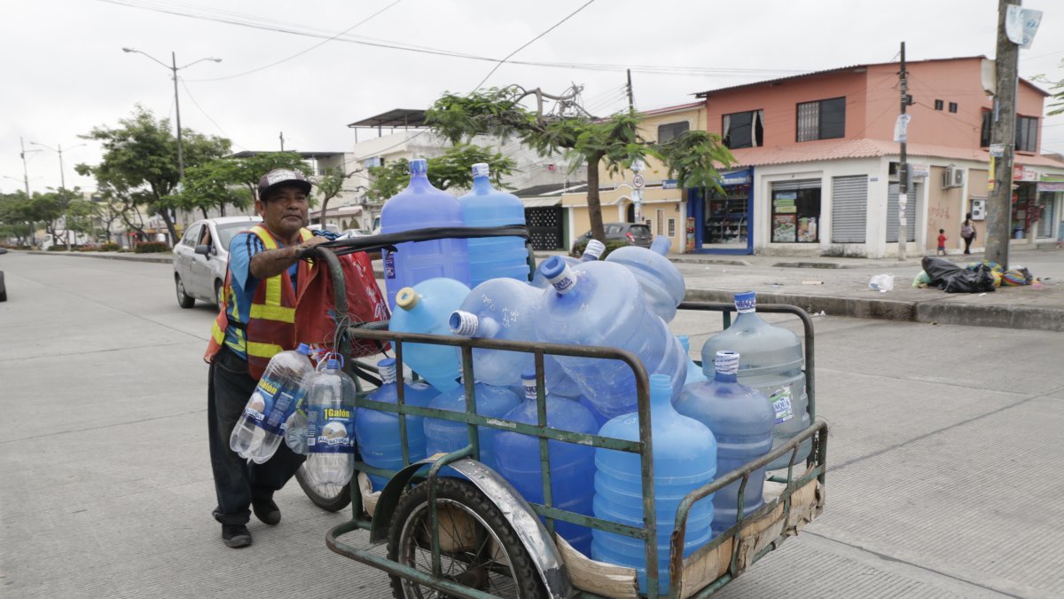 Hecho. Los afectados, como lo han hecho en otras ocasiones, han dicho que empezarán a abastecerse con botellones.