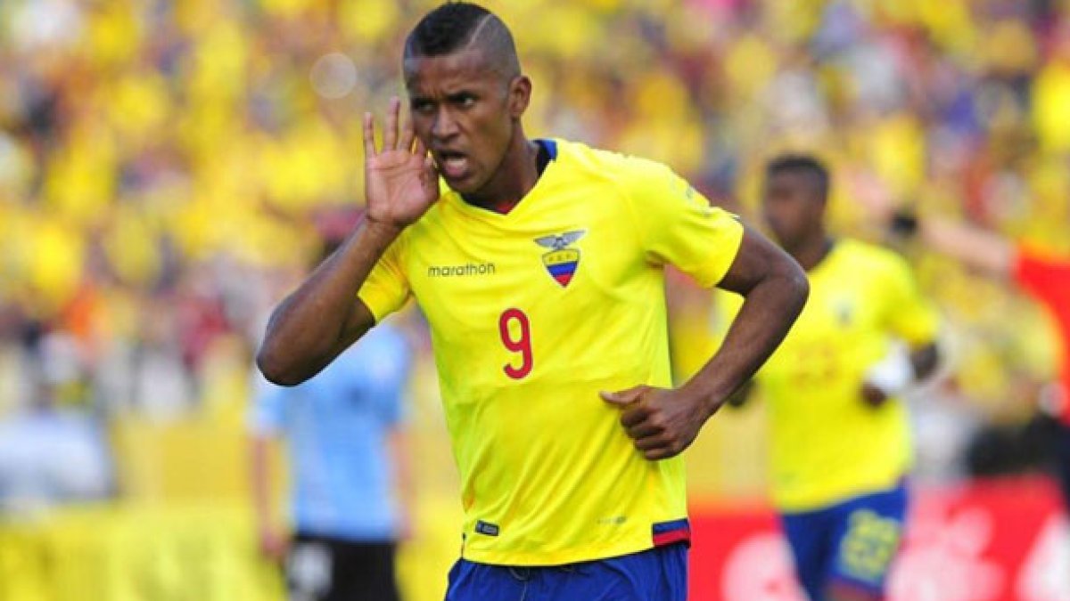 Prevención. El delantero Fidel Martínez elige sus alimentos para desayunar en la Casa de la Selección. Las opciones principales son cereales, lácteos, frutas y productos livianos.