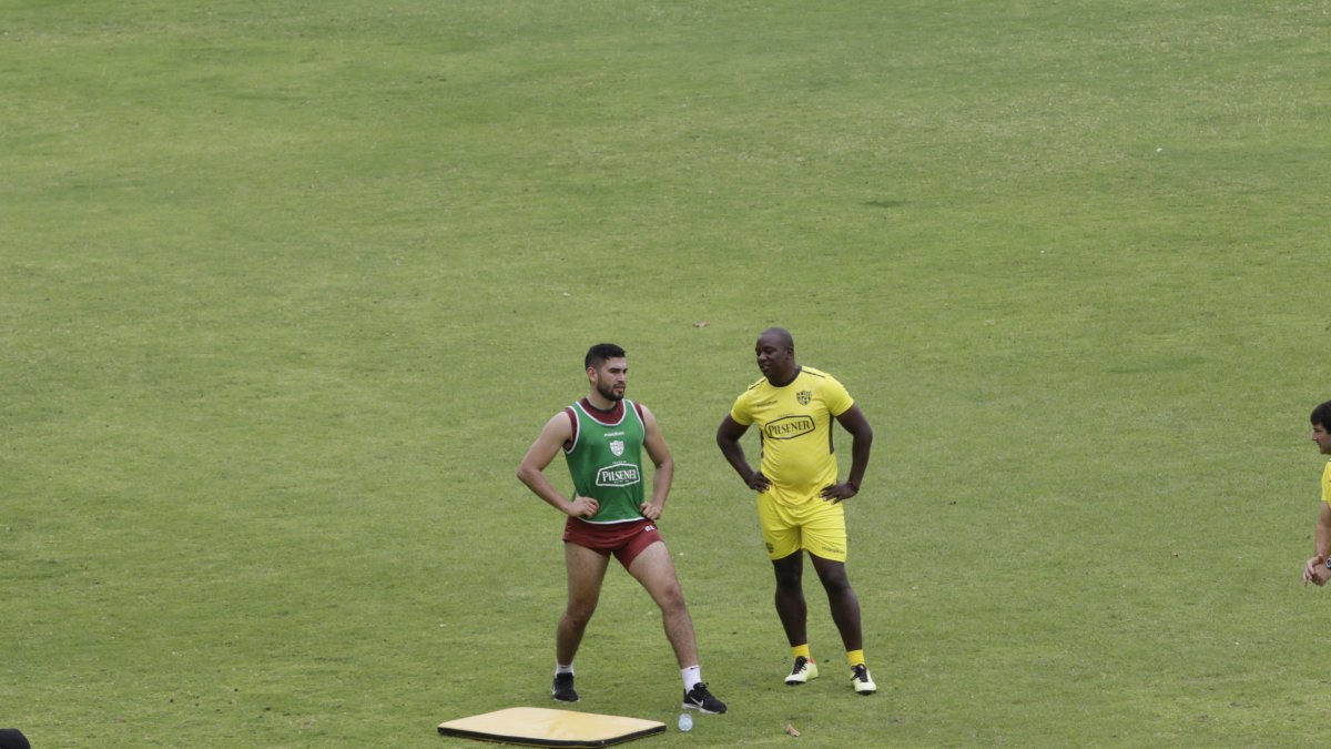 Víctor Mendoza (i) será el segundo arquero de Barcelona, que también sumará a Álvaro Preciado.