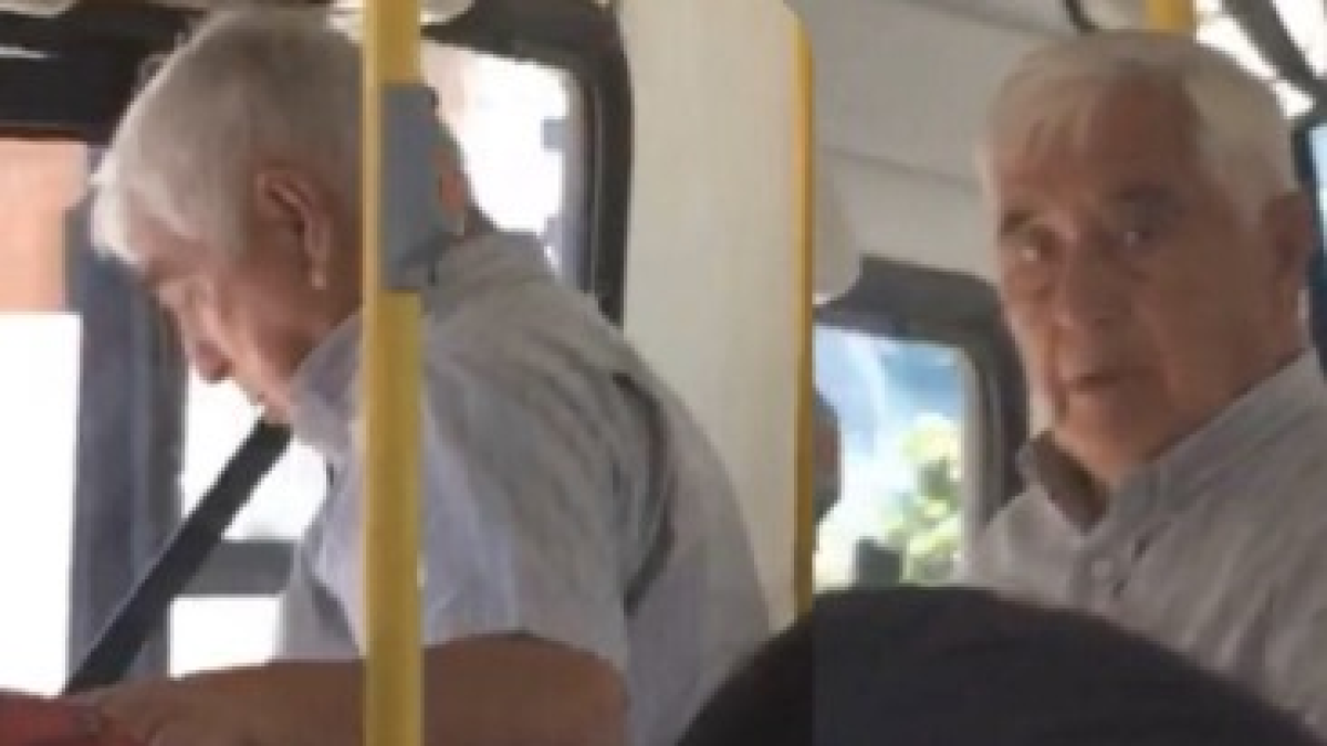 Al percatarse de que estaba siendo filmado, el hombre se bajó del bus.