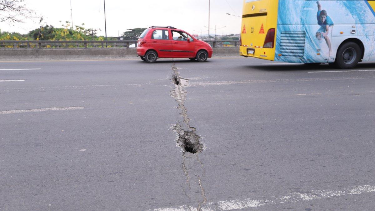 Las juntas de neopreno prácticamente han desaparecido del intercambiador de la Perimetral. Los huecos se convierten en una trampa.