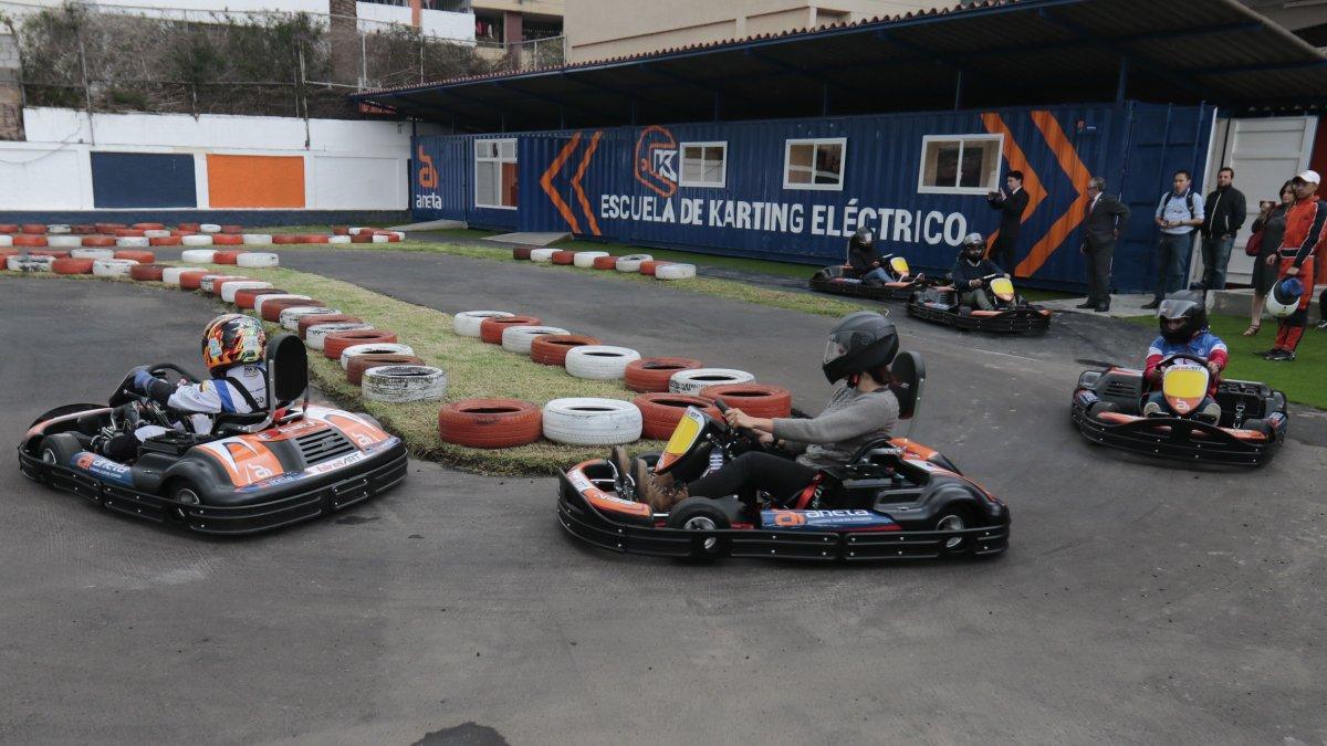Los alumnos de la escuela de karting eléctrico ponen en práctica sus conocimientos en la pista.