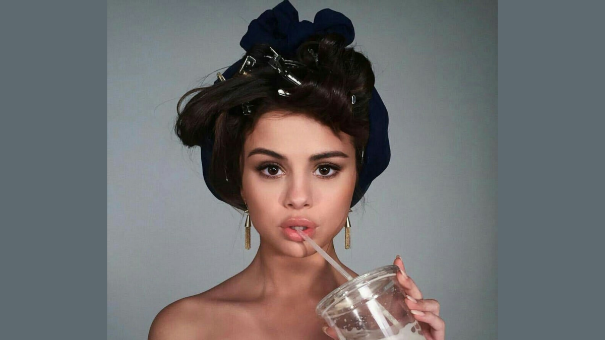 Aunque esta foto corresponde a una imagen descartada para una publicidad de cabello, su café siempre estuvo presente en el backstage.