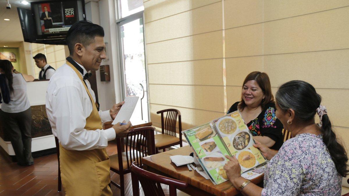 Una persona ve la carta en La Canoa del hotel Continental.