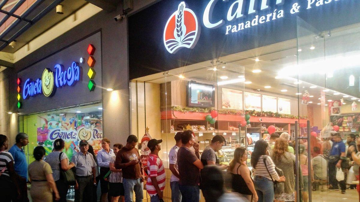 El lunes 6 de enero de 2020 se formaron largas filas en las panaderías para comprar la rosca de Reyes.