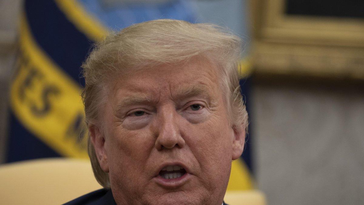 El presidente de los Estados Unidos, Donald J. Trump, habla en la Oficina Oval de la Casa Blanca en Washington.