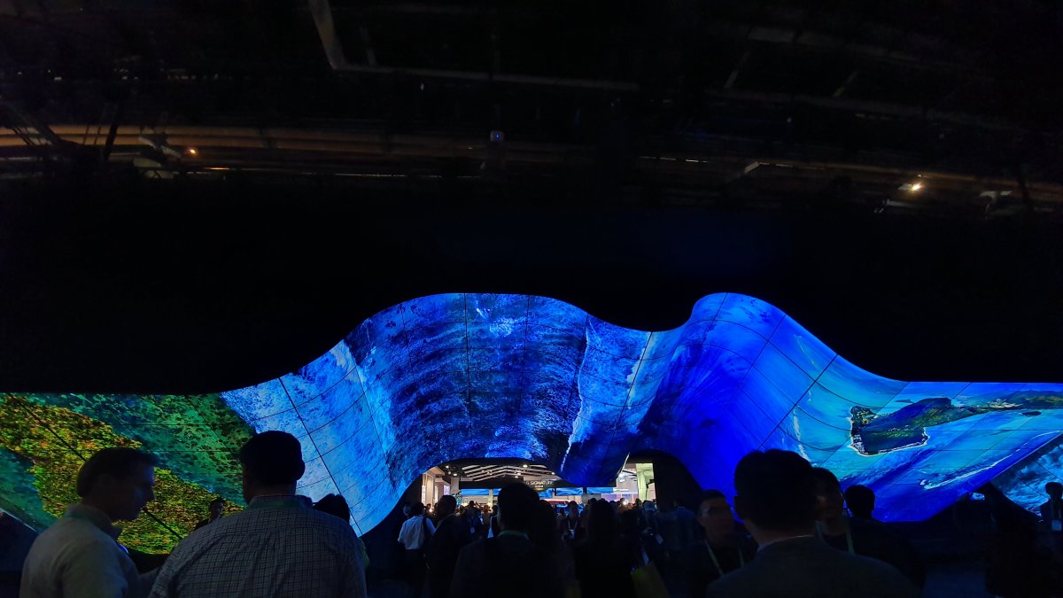 LG siempre destaca por la bienvenida de su booth. Esta vez lució cientos de sus pantallas OLED y unas cuantas flexibles para realizar proyecciones bastante realistas.