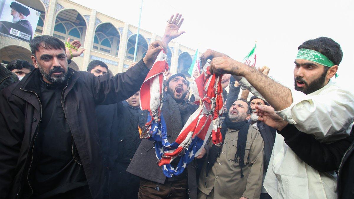 Iraníes queman bandera de Estados Unidos tras el asesinato del general Qasem Soleimani.