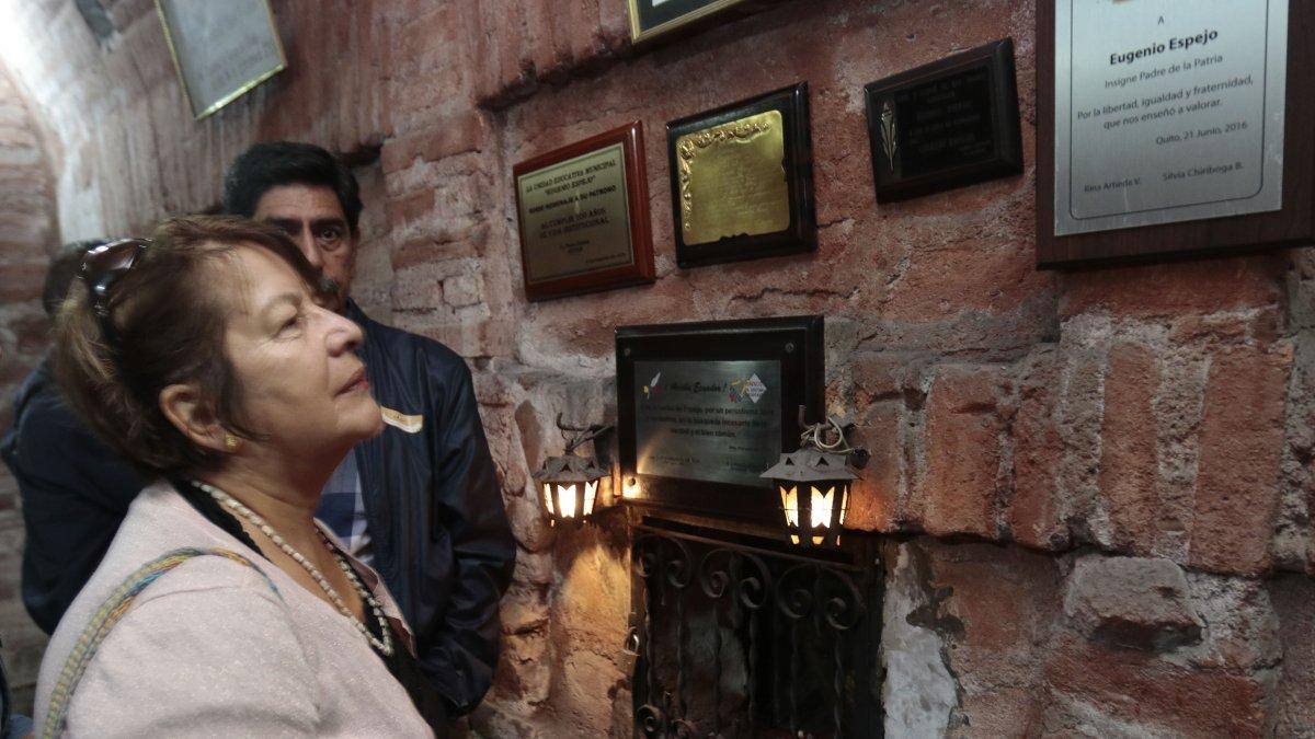 Acto. La Cofradía de los Duendes y comunicadores rindieron homenaje en su tumba.