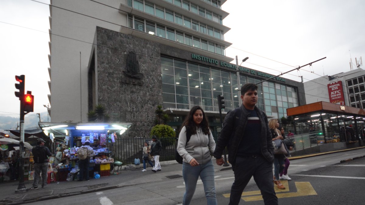 Edificio de el IESS . Sus autoridades anunciaron ajustes en la recaudación de aportes.