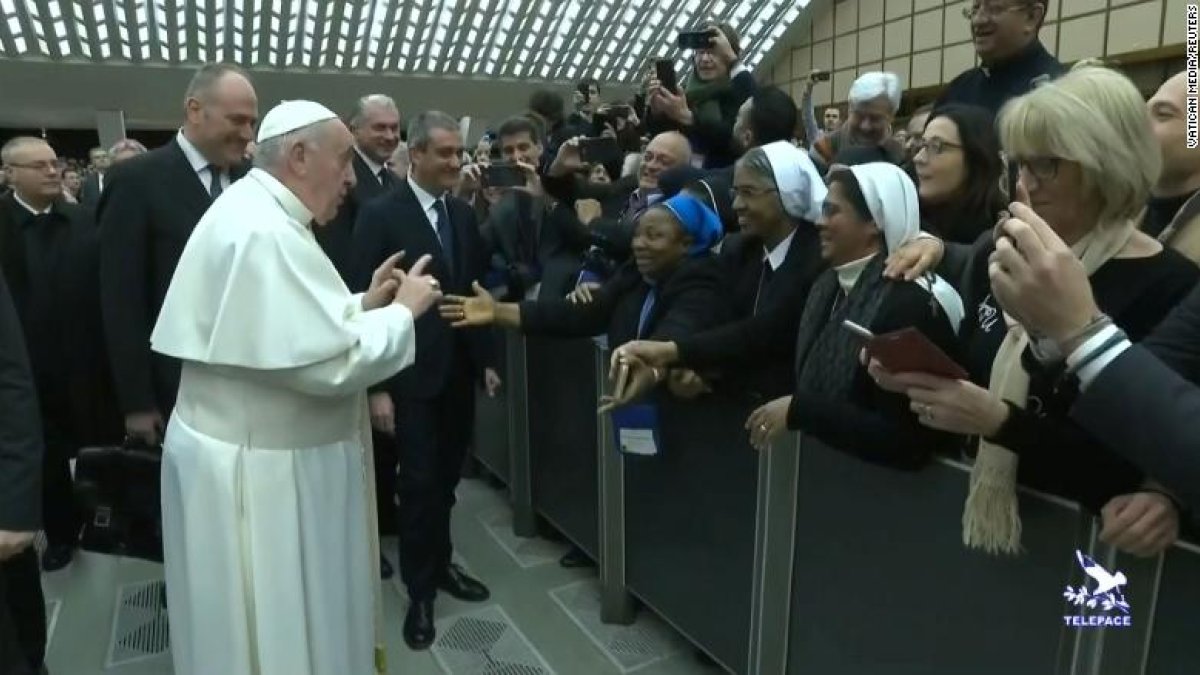 El video captó la interacción del Papa con la mujer que le pedía un beso.