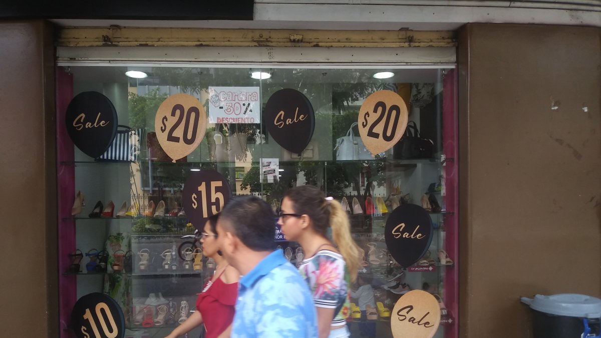 En las perchas se mantienen los descuentos para animar las ventas. En la foto un local ubicado en la avenida Olmedo, en Guayaquil.