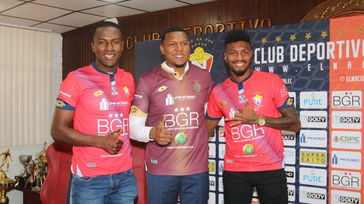 Máximo Banguera (c) fue presentado como refuerzo de El Nacional junto a Henry Cangá (i) y Felipe Mejía (d).