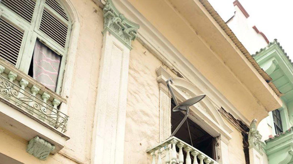 Escenario. Algunos edificios aún tienen cintas que advierten “peligro”.