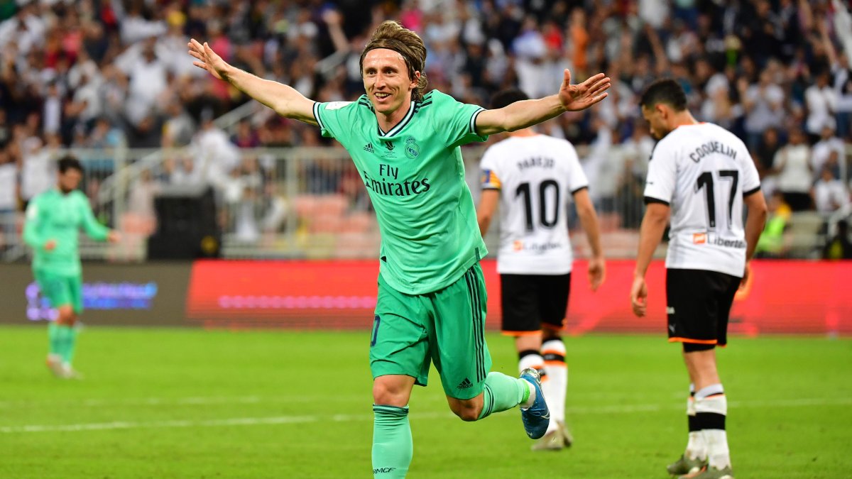 El croata Luka Modric celebra uno de los goles del Madrid ante el Valencia.