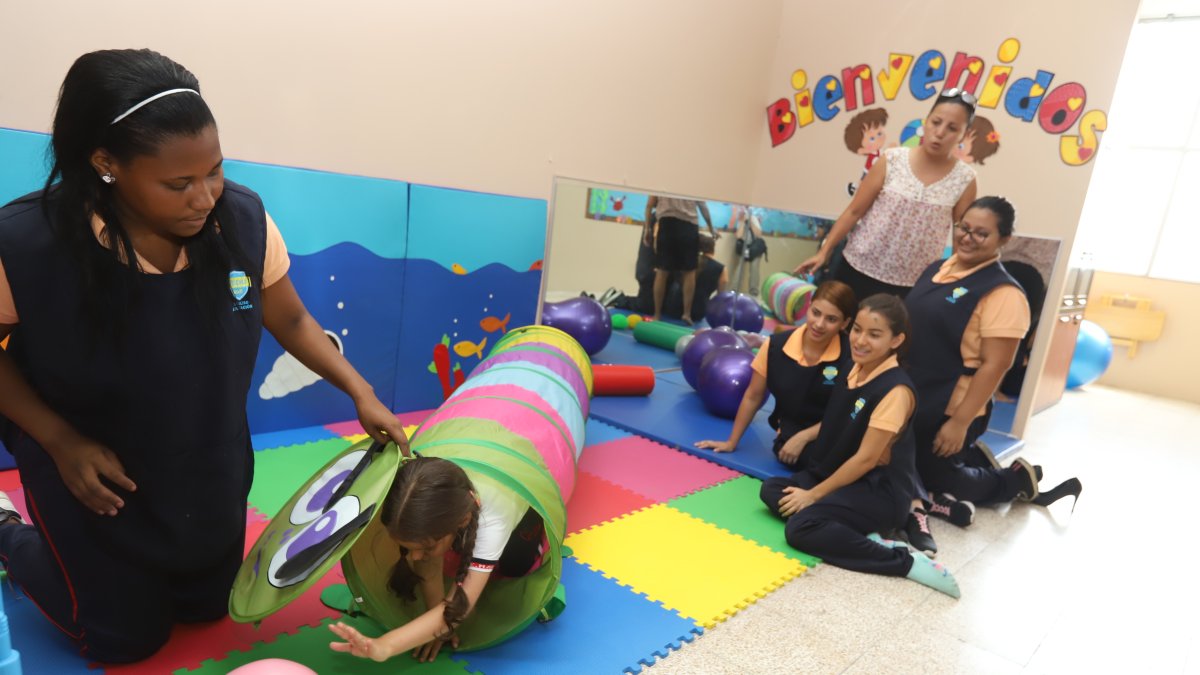 En el área socioafectiva se le enseña al niño a perder el miedo y a relacionarse con los demás.