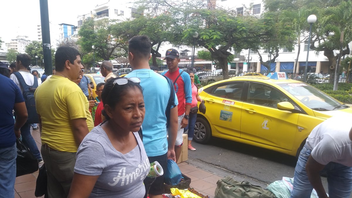 Las ofertas se ven hasta en las ventas informales. En la foto la bahía de Guayaquil.