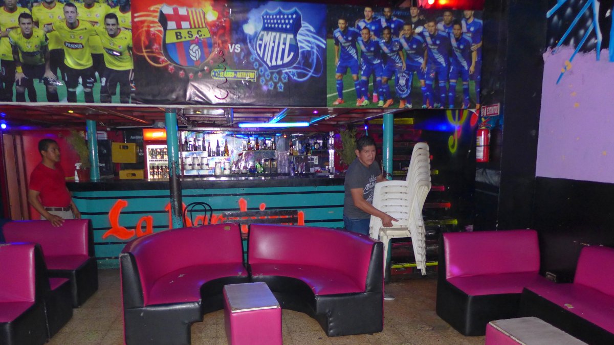 La tarde de ayer, los dueños de los negocios se alistaban para abrir tras cinco días de inactividad por la clausura.