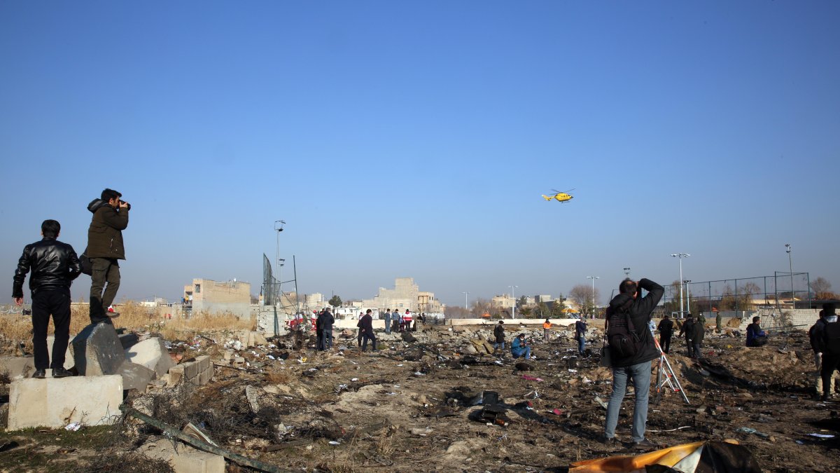 SHAHRIAR. Personal técnico de Irán y Ucrania hurgan en el terreno donde cayó la madrugada de ayer un avión.