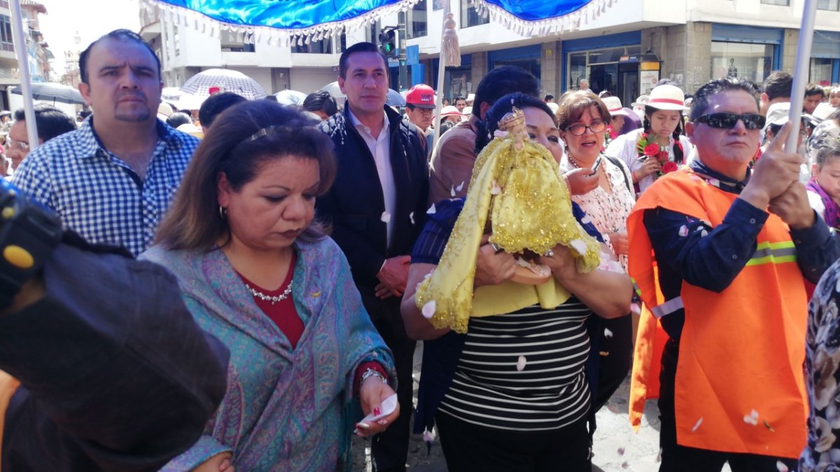 Atuendo. En una peregrinación, los fieles llevan la imagen vestida con ropa confeccionada para el evento religioso.