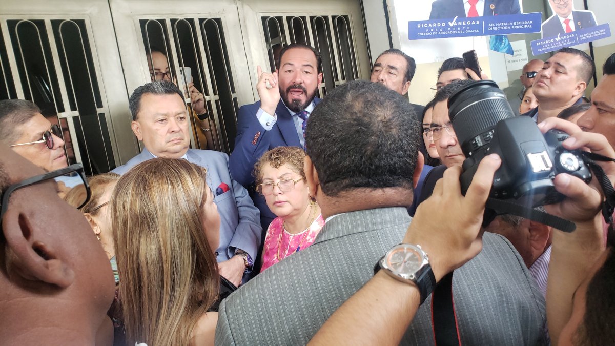 El candidato a vicepresidente del Colegio, Xavier Valverde, increpa al presidente del Colegio, Jimmy Salazar (de espalda).