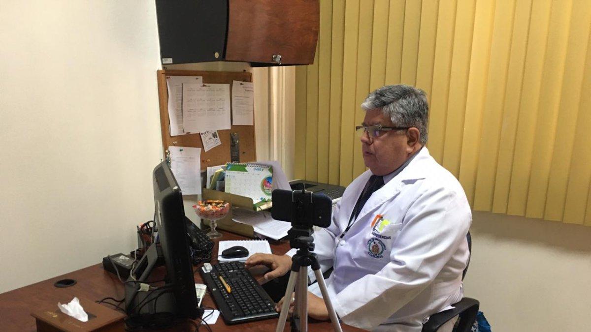 Están adecuando una habitación para hacer las videoconferencias con los pacientes.