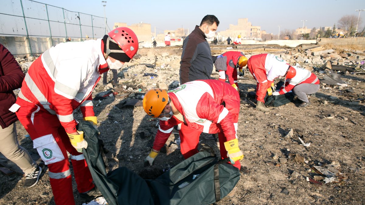 Una fuente gubernamental mencionó que los satélites estadounidenses habían detectado el lanzamiento de dos misiles poco antes de que el avión se estrellara.