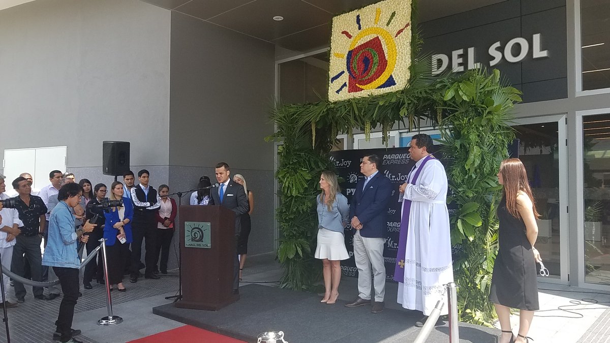 Directivos del centro comercial, durante el acto formal de inauguración