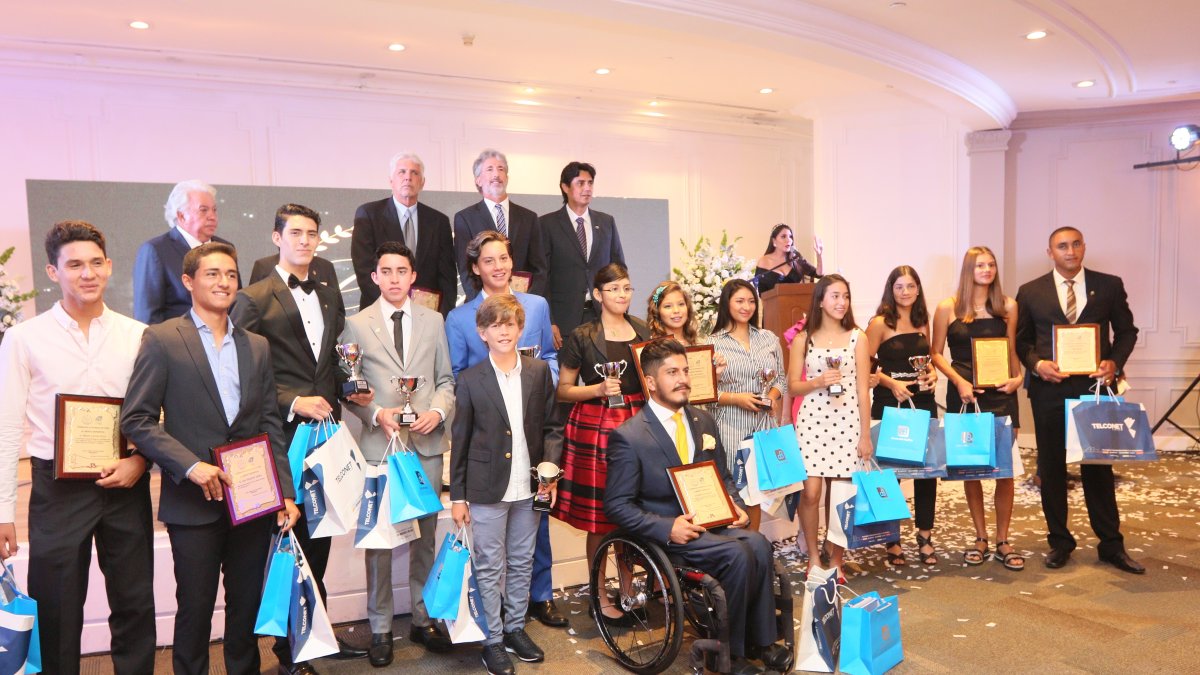 Los tenistas más destacados del ranking nacional y en torneos internacionales fueron agasajados por la FET.