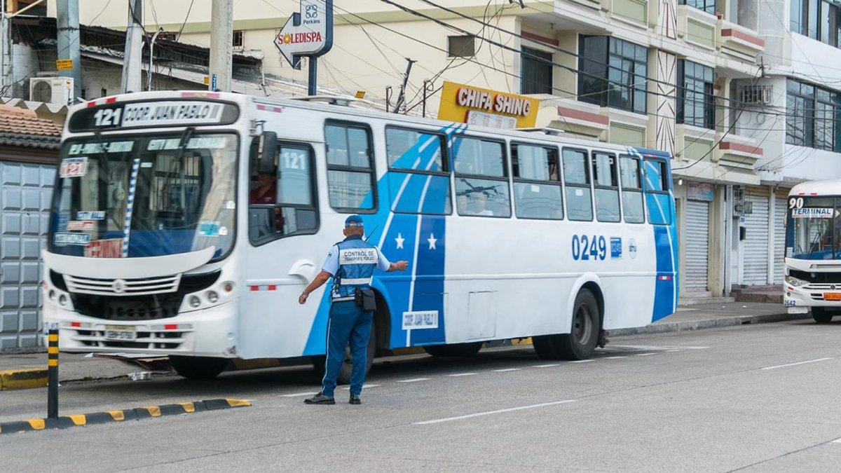 Foto referencial. Agente de la ATM guía a un bus en medio de un operativo, en días pasados.