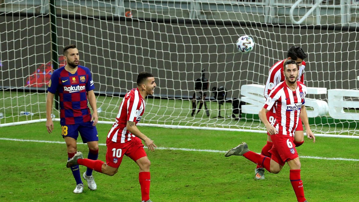 El centrocampista del Atlético de Madrid Koke Resurrección (d) celebra con sus compañeros Ángel Correa (i) y Álvaro Morata (c) tras marcar gol ante el FC Barcelona.